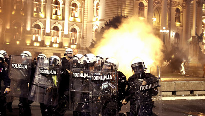 Belengették a kijárási korlátozást, elszabadult a pokol Belgrád utcáin – fotókon az őrület