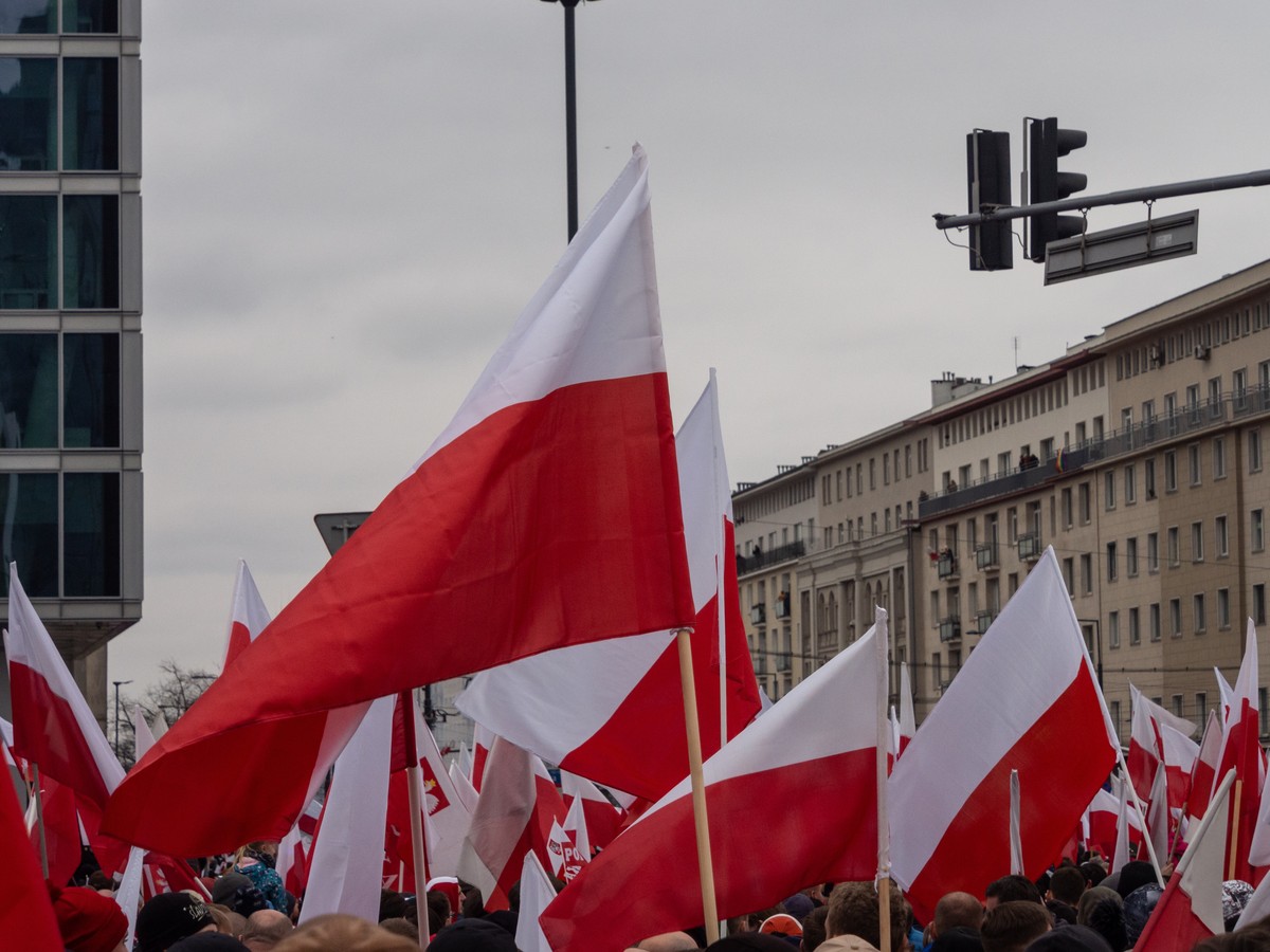 Polacy ocenili 2025. Jest lepiej niż w 2024, ale nie we wszystkim [SONDAŻ]