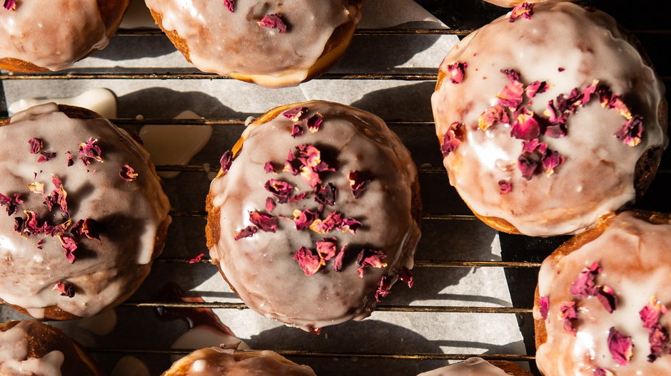 Pączki z konfiturą różaną i cytrynowym lukrem