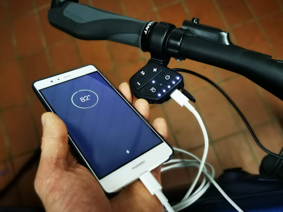 Niektóre rowery elektryczne, m.in. Giant, mają seryjnie montowane gniazdo USB-C, którym można zasilać różne urządzenia, np. doładować telefon