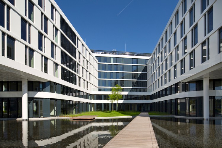 Business Garden tworzy oazę spokoju, w której pracownicy mogą pobudzić swoją kreatywność, zadbać o budowanie relacji oraz balans między pracą a wypoczynkiem. Nowoczesny obiekt pozwala aktywnie spędzić chwile przerwy, a dogodny dojazd pomoże zaoszczędzić cenny czas. Zarówno lokalizacja – kompleks położony jest przy ulicy Żwirki i Wigury, niedaleko stacji Szybkiej Kolei Miejskiej łączącej lotnisko z Dworcem Centralnym, a w pobliżu kompleksu planowana jest nowa trasa ekspresowa – NS, łącząca południowe dzielnice miasta z obwodnicą Warszawy – jak i sam koncept wykorzystania proekologicznych rozwiązań, pozwala zachować równowagę między życiem zawodowym i prywatnym pracujących w Business Garden.