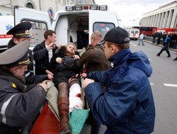 Głęboki lej po zabójczej eksplozji. Akurat wjeżdżał pociąg...