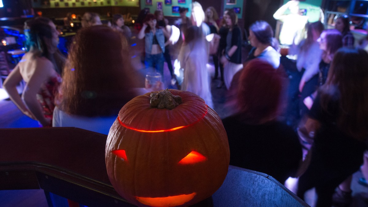 Obchodzenie Halloween to przenoszenie na polski grunt kulturowo obcej tradycji, nie widzę potrzeby takiego działania, zwłaszcza, że mamy swoje piękne zwyczaje związane z przełomem października i listopada - powiedział metropolita warszawski ks. kard. Kazimierz Nycz.