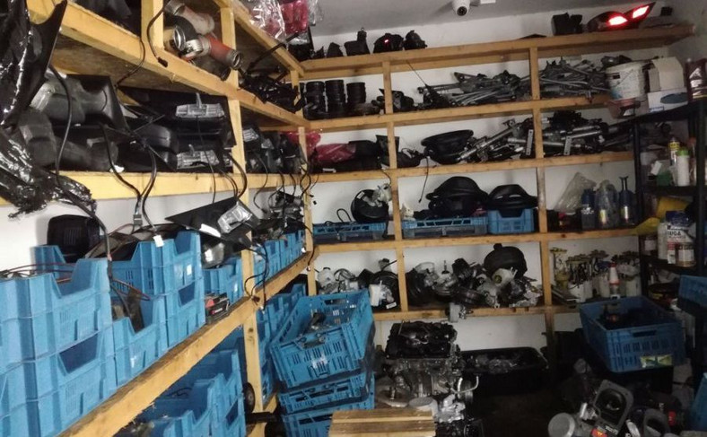 Mundurowi po akcji na Podkarpaciu potrzebowali ośmiu ciężarówek, by przewieźć do policyjnych magazynów części kradzionych aut znalezione w dziuplach