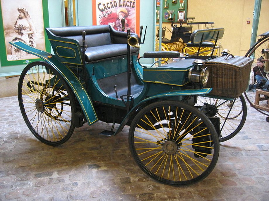 Peugeot Type 3 z 1891 roku to pierwszy masowo produkowany pojazd francuskiej marki. Wcześniej Peugeot wytwarzał pojazdy trzykołowe. 