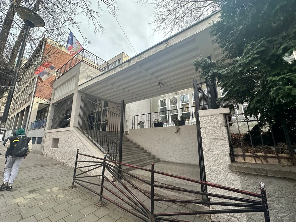 Policajci ispred "Ribnikara"