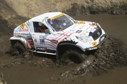 300-konnym potworem przez błoto!