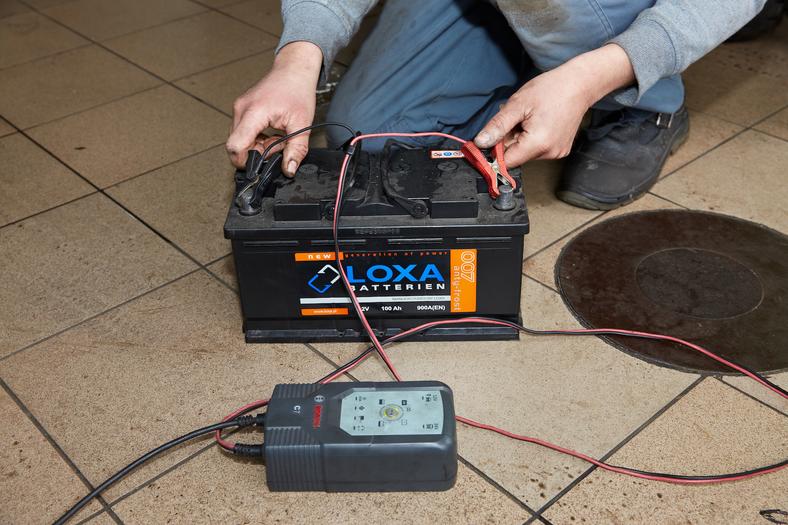 Akumulatora w normalnych warunkach nie trzeba odłączać od auta w celu doładowania. Wyjątkiem jest niska temperatura w garażu, gdy nie dysponujemy ładowarką dostosowaną do ładowania na mrozie. 