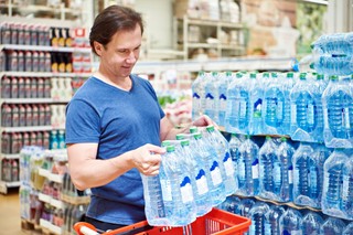 Rząd opublikował nowelę przepisów o systemie kaucyjnym. W sprawie opakowań trwa walka z czasem