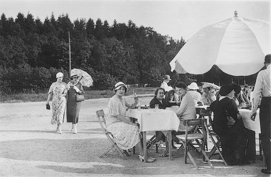 Kawiarnia na Pomiarkach w uzdrowisku Truskawiec na Kresach, 1933 r. 