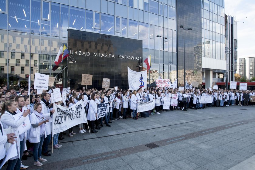 Pikieta studentów medycyny w geście poparcia dla protestujących lekarzy-rezydentów z Warszawy