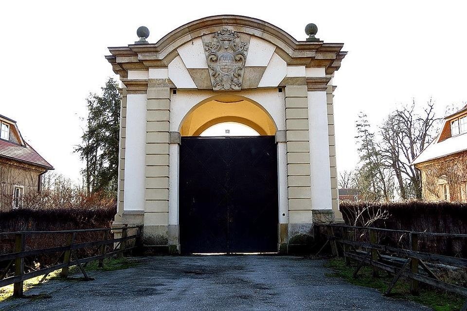 Radomierzyce - pałac, niezwykła historia i tajemnicze archiwa - Podróże