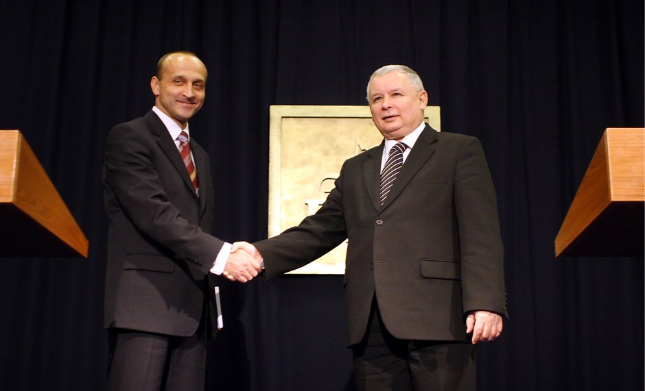Jarosław Kaczyński i Kazimierz Marcinkiewicz podczas konferencji prasowej w Warszawie 31.10.2006