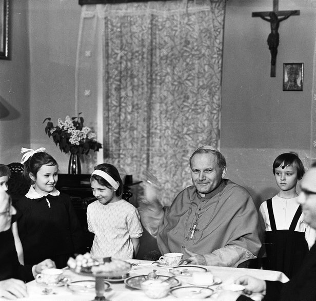 Kardynał Karol Wojtyła podczas spotkania z siostrami zakonnymi i dziećmi, Kraków, lata 70.