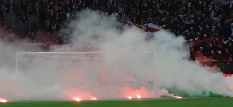 FIFA ukarała PZPN za race na PGE Narodowym. Cezary Kulesza musi zapłacić za zachowanie kibiców