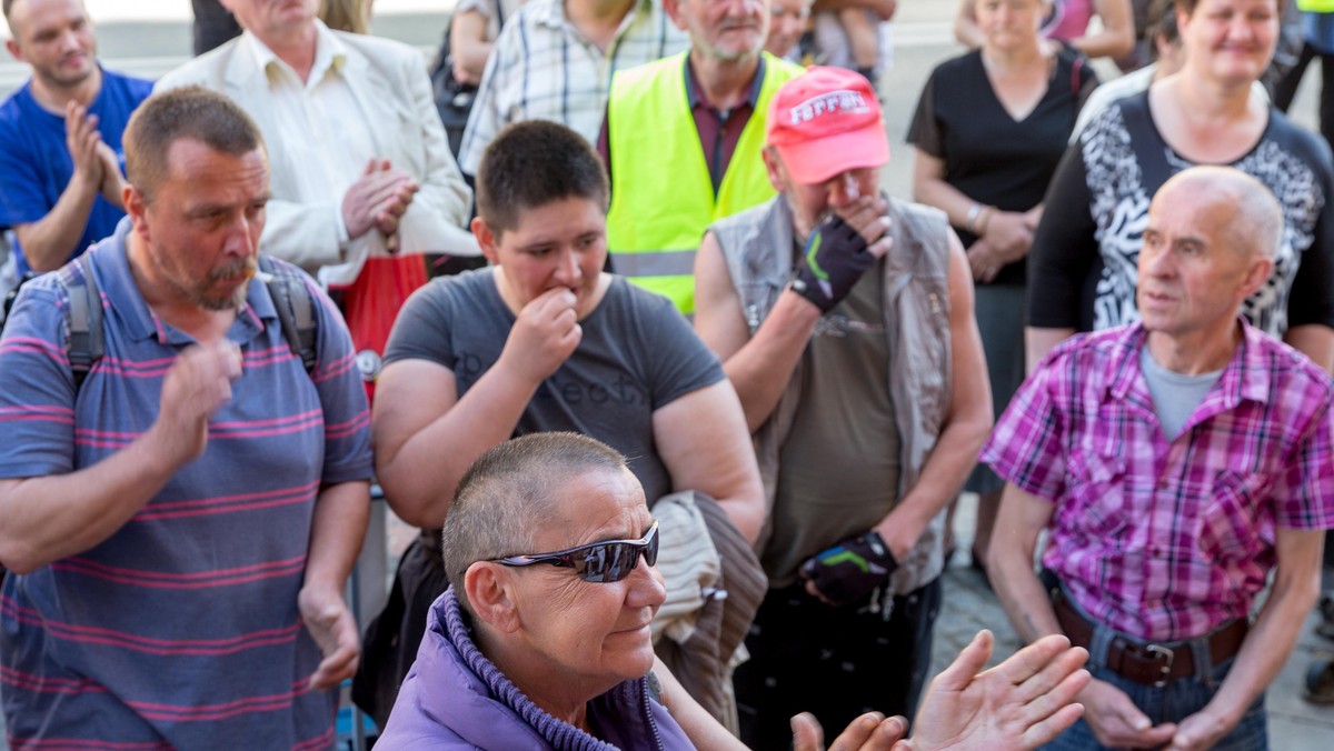 Pod hasłami walki z bezdomnością i wykluczeniem społecznym manifestowali dzisiaj w Katowicach bezdomni i potrzebujący pomocy. Inicjatorzy organizowanej od ponad 20 lat demonstracji oceniają, że 1 maja to dobra okazja, by upomnieć się o prawa ludzi pozbawionych mieszkań i środków do życia.