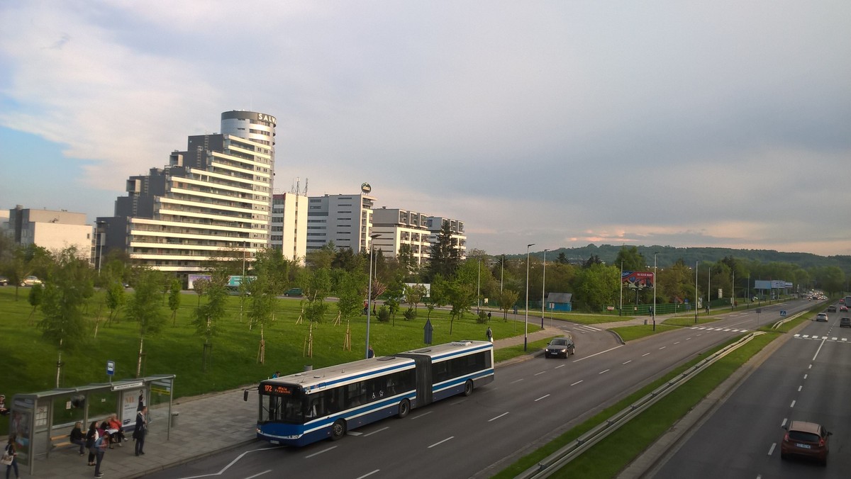 Wojewódzki Sąd Administracyjny w Krakowie uznał, że urzędnicy wydali pozwolenie budowlane niezgodnie z prawem. Zakazał prac i skierował sprawę do ponownego rozpatrzenia przez urzędników. Chodzi o budowę dwóch bloków przy ulicy Stańczyka. Jeden z nich ma mieć 14, a drugi 11 pięter. Magistrat wydał pozwolenie na budowę w sierpniu zeszłego roku.