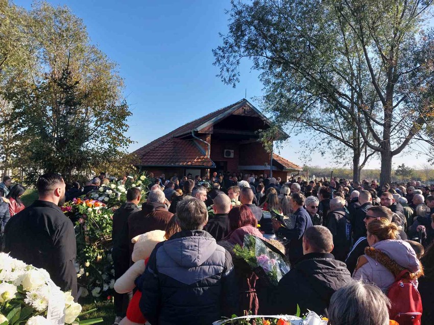 Sahrana devojčica i deke koji su stradali na Železničkoj stanici Novi Sad