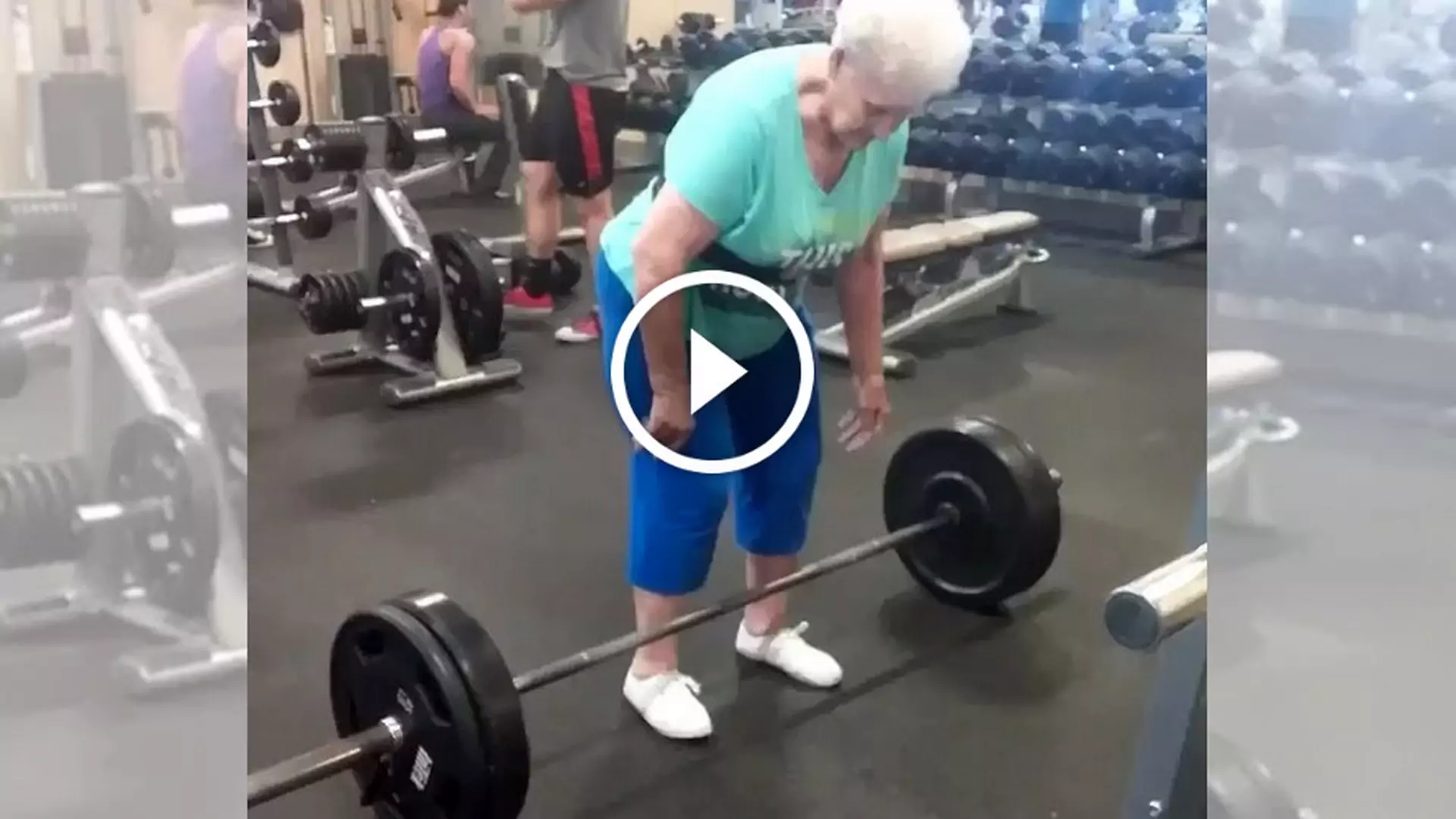 Ma 78 lat i podnosi 100-kilogramową sztangę z łatwością! (wideo)