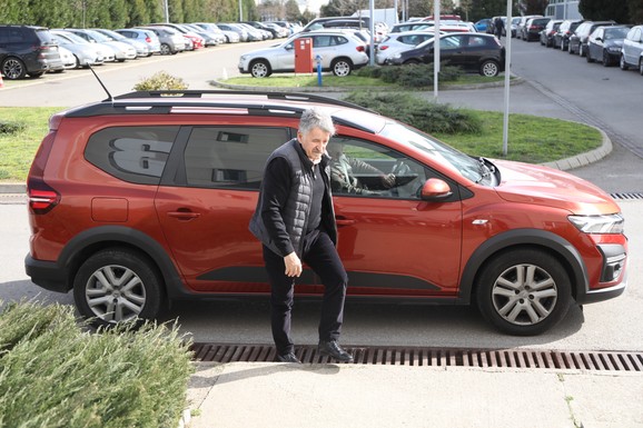 ON JE JEDAN OD NAJOBRAZOVANIJIH LJUDI NA ESTRADI Ni ćerki nije dozvolio da ostane bez diplome državnog fakulteta: "Bila je na proveri u RTS-u"