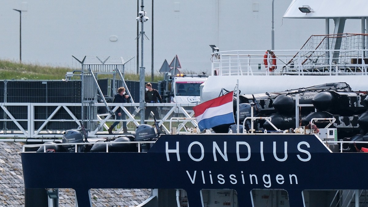 "MV Hondijus", luksuzni kruzer u centru epidemije hantavirusa, stigao je u holandsku luku Roterdam