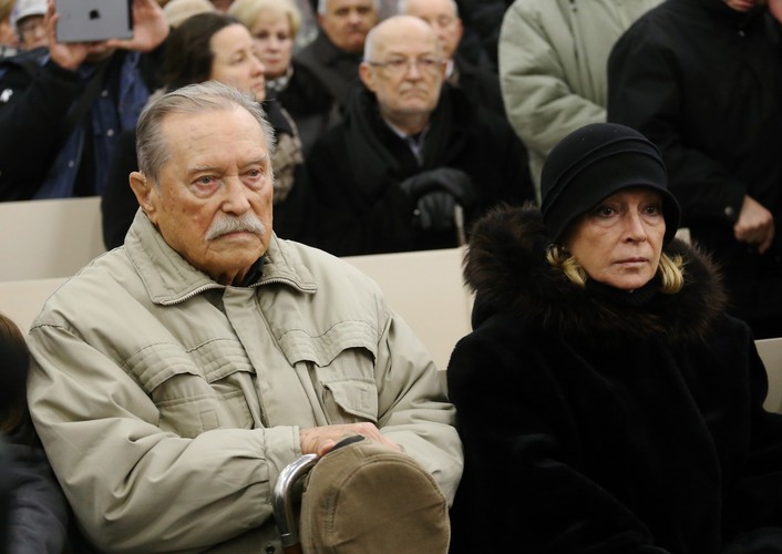 Emil Karewicz i aktorka Ewa Wiśniewska podczas uroczystości pogrzebowych Stanisława Mikulskiego