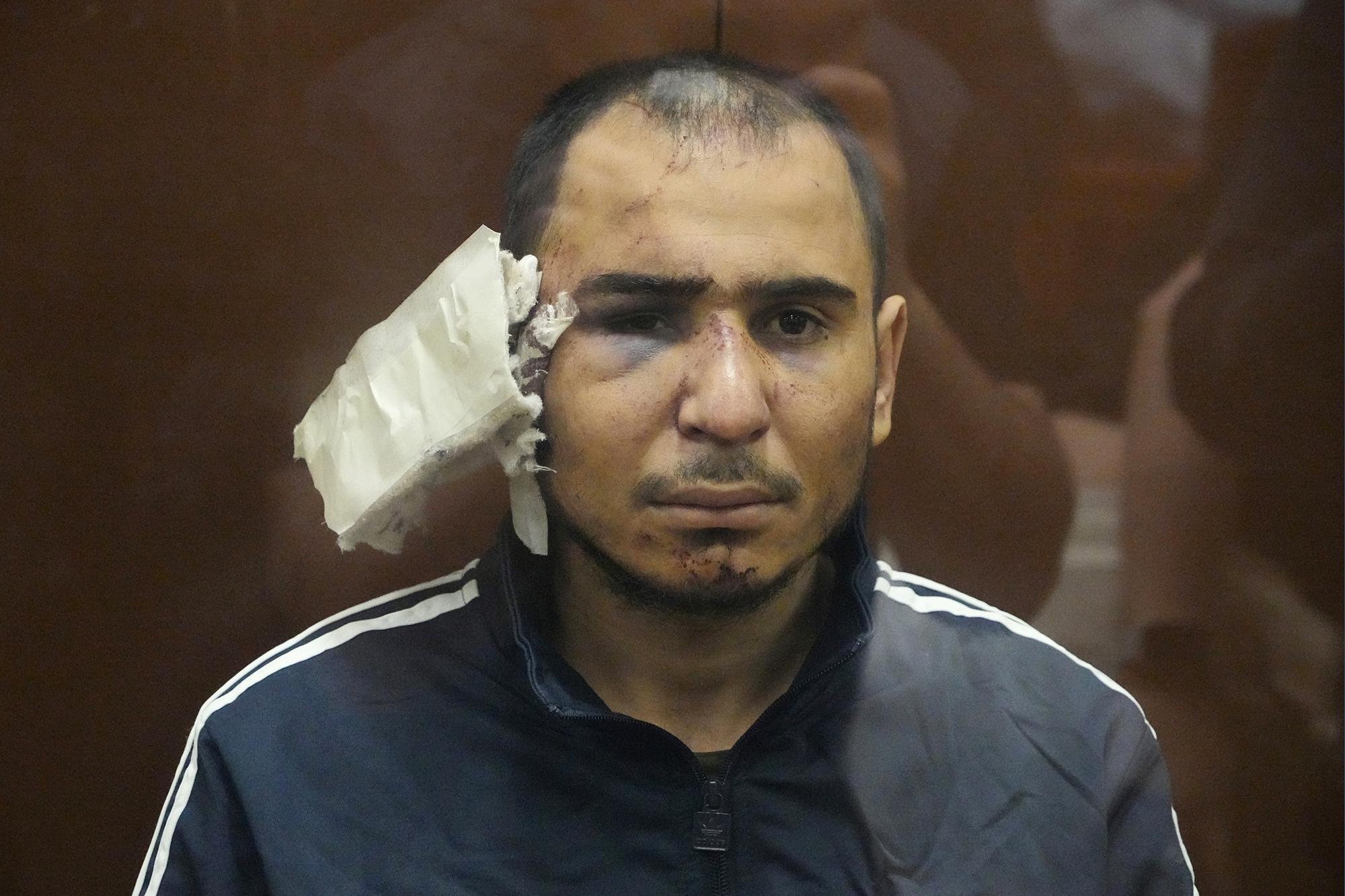 Na snímke podozrivý z útoku v koncertnej sále na predmestí Moskvy Saidakrami Račabalizoda sedí v súdnej sieni v Moskve 24. marca 2024.