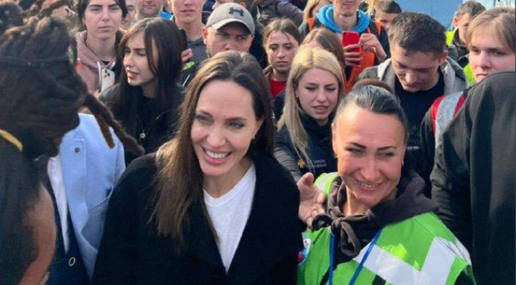 Angelina Jolie Ukrajnába utazott, Lvivben menekültekkel találkozott