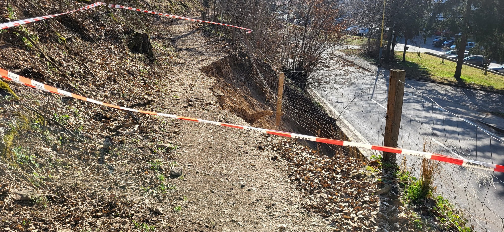 Pre zosuv svahu v Novej Bani na cestu tretej triedy vyhlásili mimoriadnu situáciu. 