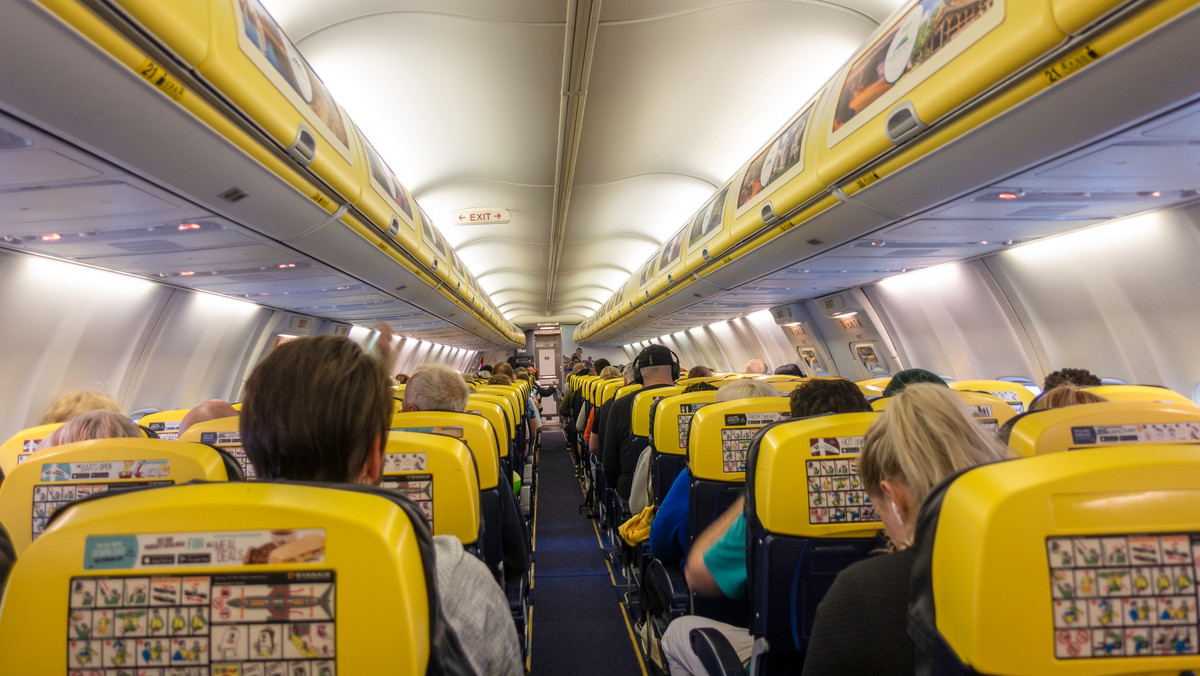 Ryanair: pijany pasażer odgryzł kawałek ucha siedzącemu obok mężczyźnie