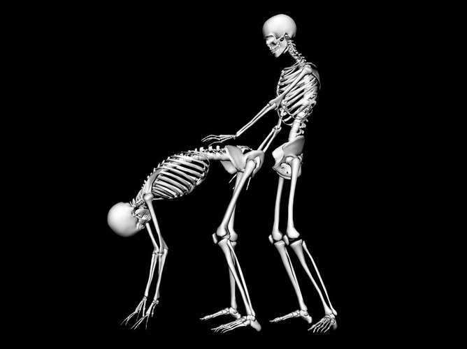 Pozycja seksualna Niespodzianka. Mężczyzna stoi za plecami kobiety, mocno przytrzymując jej biodra lub talię. Kobieta zgina się w pół, wypinając pośladki w górę i w ten sposób ułatwiając partnerowi dostęp do pochwy. Wyprostowane ręce może oprzeć o stół a nawet o podłogę.