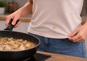 Kako skinuti masnu fleku sa odeće: Trikovi sa senfom, krompirom i pastom iz kuhinje