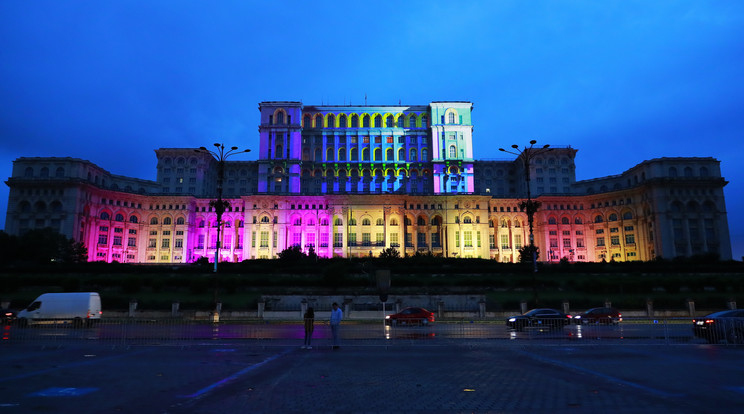 A bukaresti parlament épülete a nyári labdarúgó Eb tiszteletére kivilágítva idn június 11-én / EPA/ROBERT GHEMENT