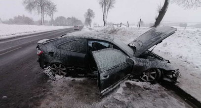 Dachowanie na poboczu. Kierowca miał szczęście, pasażerka nie