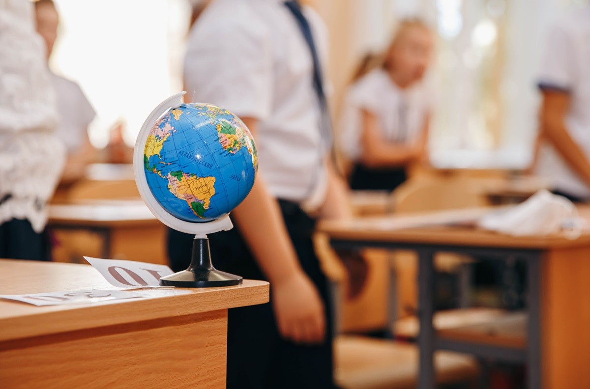 Dzieci w szkole na lekcji geografii