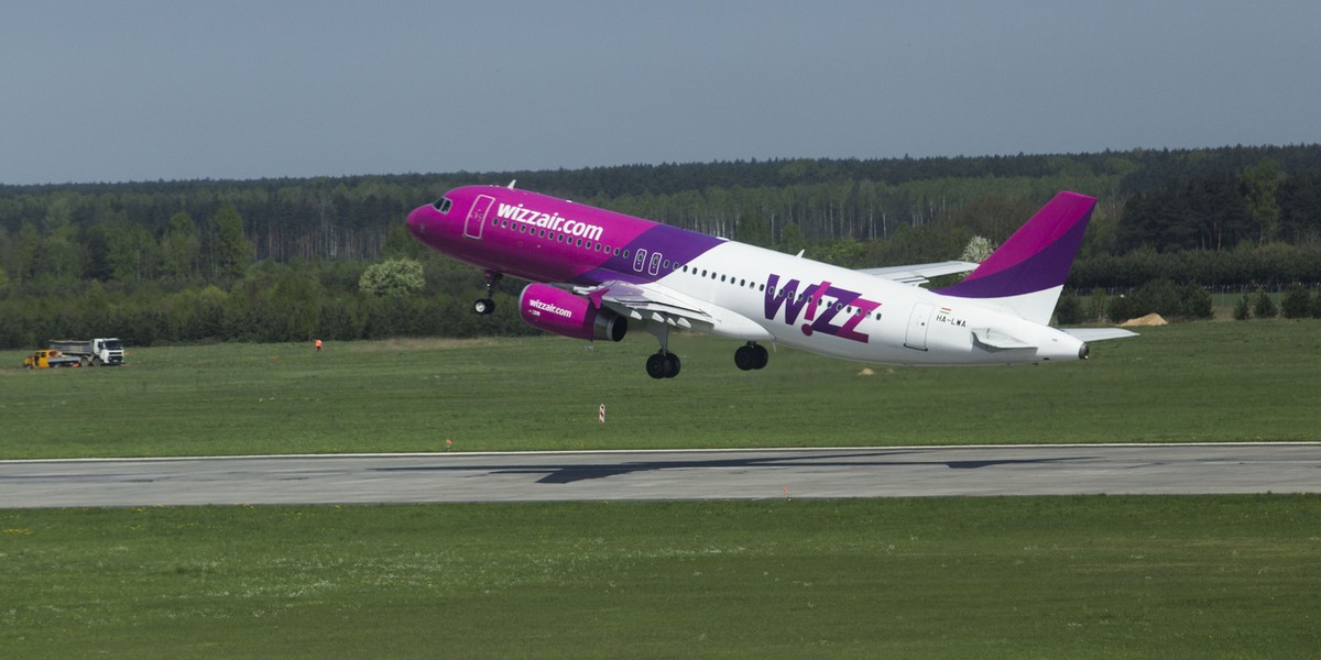 Po zakrapianej alkoholem imprezie na pokładzie samolotu, dwaj Polacy mają dożywotni zakaz latania liniami Wizz Air