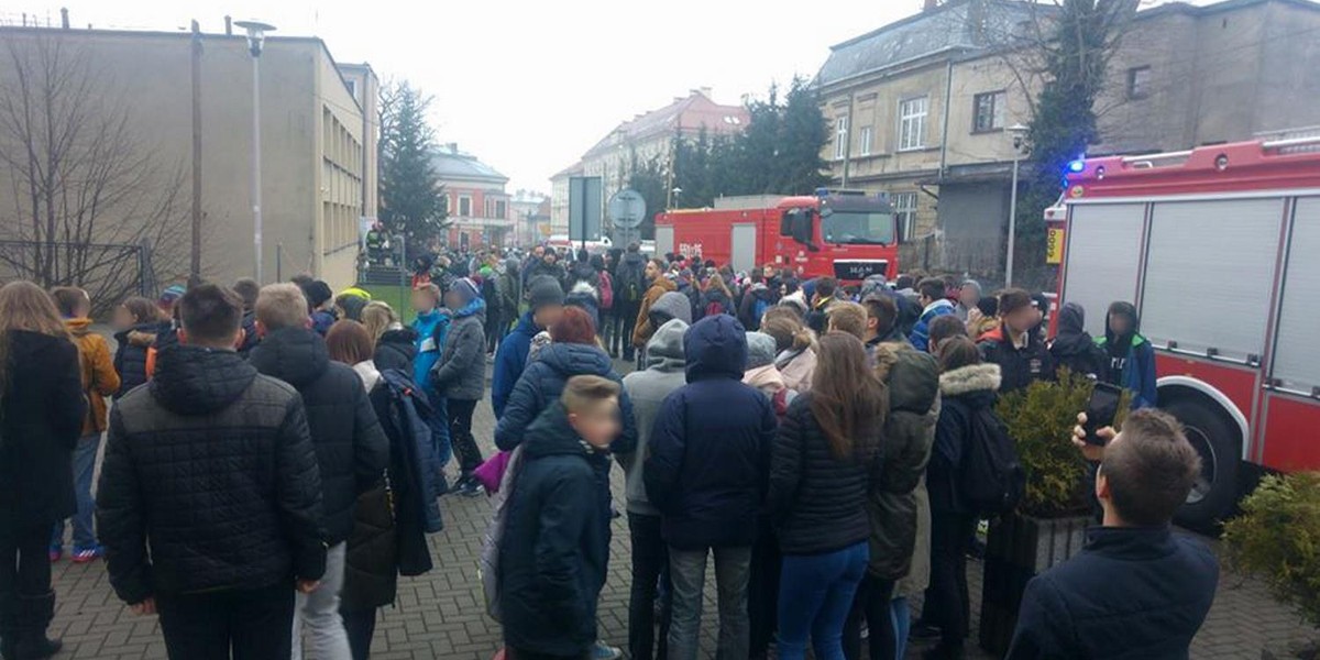 Wadowice. Ktoś rozpylił gaz w szkole. Ewakuowano ponad 500 uczniów