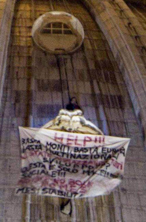 Mężczyzna protestuje na kopule bazyliki św. Piotra