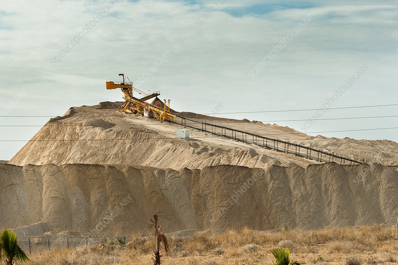 Egypt is accelerating a $1 billion phosphate complex expected to produce phosphoric acid and phosphate fertilisers for domestic use and export.