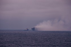 Na statku Fremantle Highway pali się 497 trudnych od ugaszenia samochodów elektrycznych