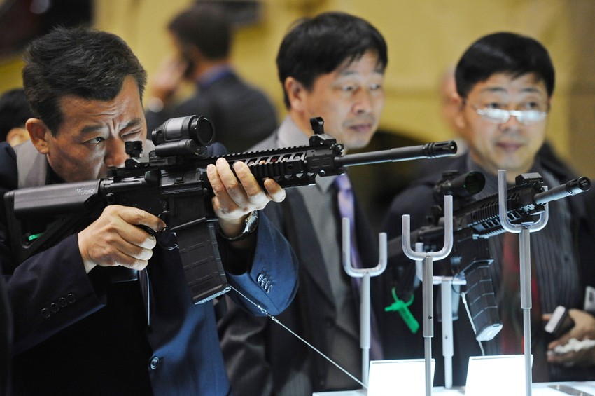 Zainteresovani posetioci razgledaju oružje i ne ustručavaju se da ga uzmu u ruke, kažu prodavci