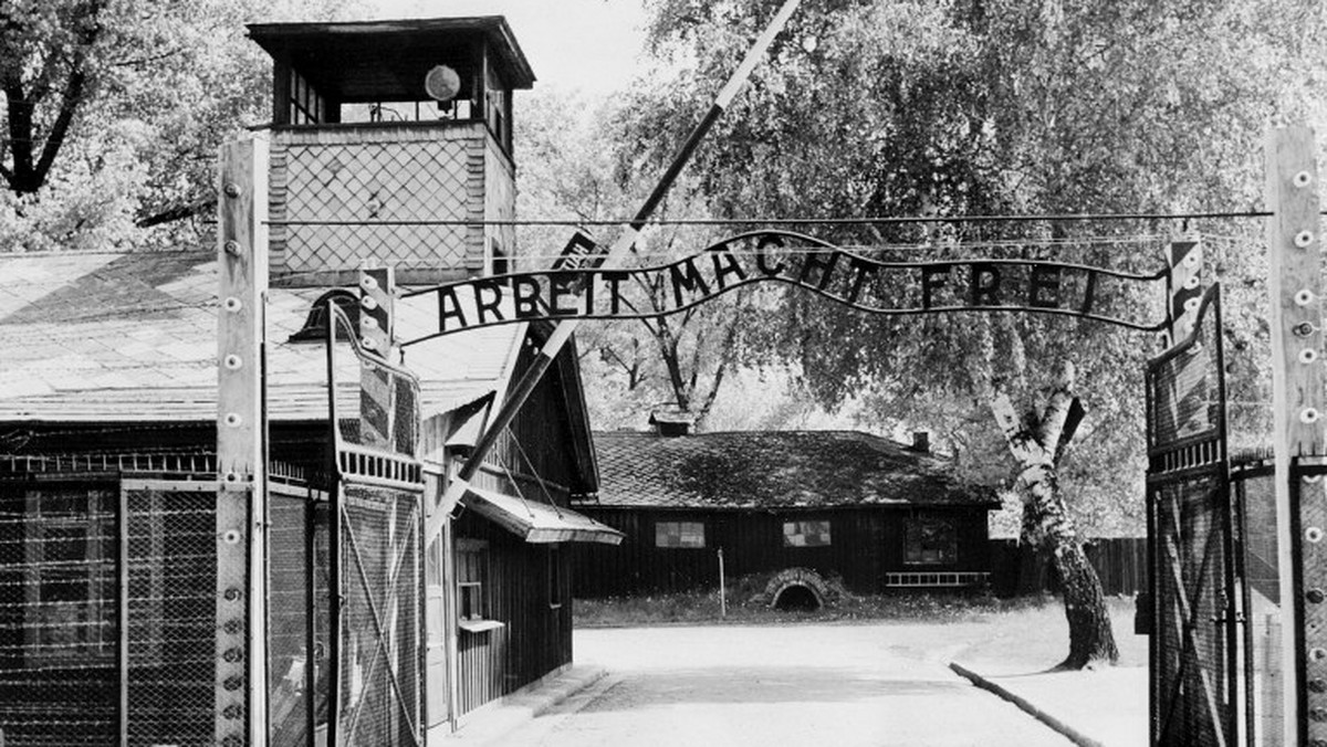 Były strażnik w niemieckim nazistowskim obozie koncentracyjnym Auschwitz-Birkenau Hans Lipschis należy do grupy 50 osób, które mogą wkrótce stanąć przed sądem za pomoc w zbrodniach - podał "Welt am Sonntag". - Byłem kucharzem - broni się Lipschis.