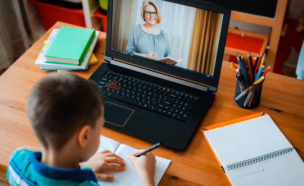 Uczniowie klas 4–8 od dziś uczą się z domu. MEN odpiera zarzuty o braku przygotowania szkół