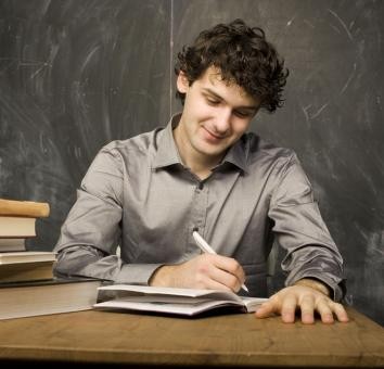 <b>Na jaką pomoc finansową może liczyć student</b>
<br>
<br>
Studentom znajdującym się w trudnej sytuacji materialnej wsparcie finansowe gwarantuje Prawo o szkolnictwie wyższym.
<br>
<br>
Przede wszystkim studenci mogą starać się o comiesięczne stypendium socjalne przyznawane na okres jednego semestru lub roku akademickiego. Próg dochodu ustala rektor w porozumieniu z samorządem studenckim w oparciu o progi - minimalny gwarantuje otrzymanie świadczenia (uczelnia nie może ustalić niższego), a maksymalny wyznacza poziom, powyżej którego uczelnia nie może przyznać świadczenia. W oparciu o te wskaźniki, uczelnia ustala dochód obowiązujący w danym roku.
<br>
<br>
Od 1 października 2015 r. (wyliczenia Ministerstwa Nauki i Szkolnictwa Wyższego) minimalna wysokość dochodu gwarantująca otrzymanie stypendium socjalnego wynosi 668,2 zł na osobę w rodzinie, a od 1 listopada 2015 r. maksymalna kwota stypendium wynosi 1043,9 zł. W roku akademickim 2015/2016 rozpiętość progów wynosi więc wyniosła od 668,2 zł od 1043,9 zł. Dokładną wysokość stypendium socjalnego wyznaczają same uczelnie wyższe.
<br>
<br>
<a  href=