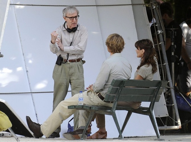 Woody Allen, Owen Wilson i Carla Bruni podczas kręcenia filmu 'Midnight in Paris'
