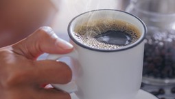 Jak kawa wpływa na jelita? Nowe odkrycie nie pozostawia wątpliwości
