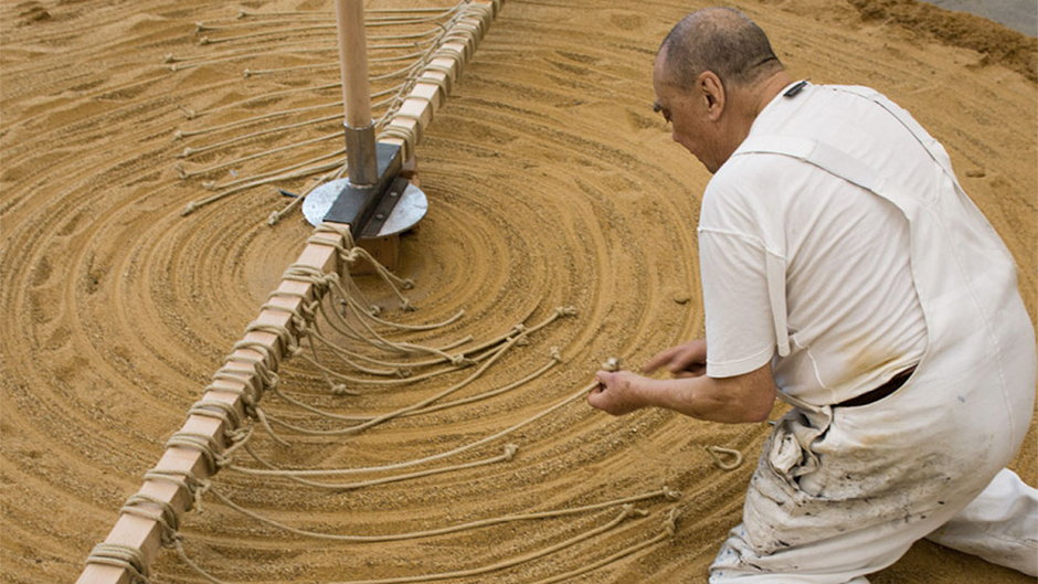 Gunther Uecker i jego instalacja Sandmuhle (Młyn piaskowy), 2015 Ralph Goertz / IKS 2020