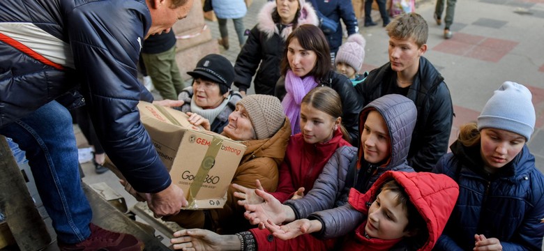 Naczelny rabin Ukrainy przywiózł pomoc do Chersonia. "To jest katastrofa. Rosjanie ukradli wszystko"