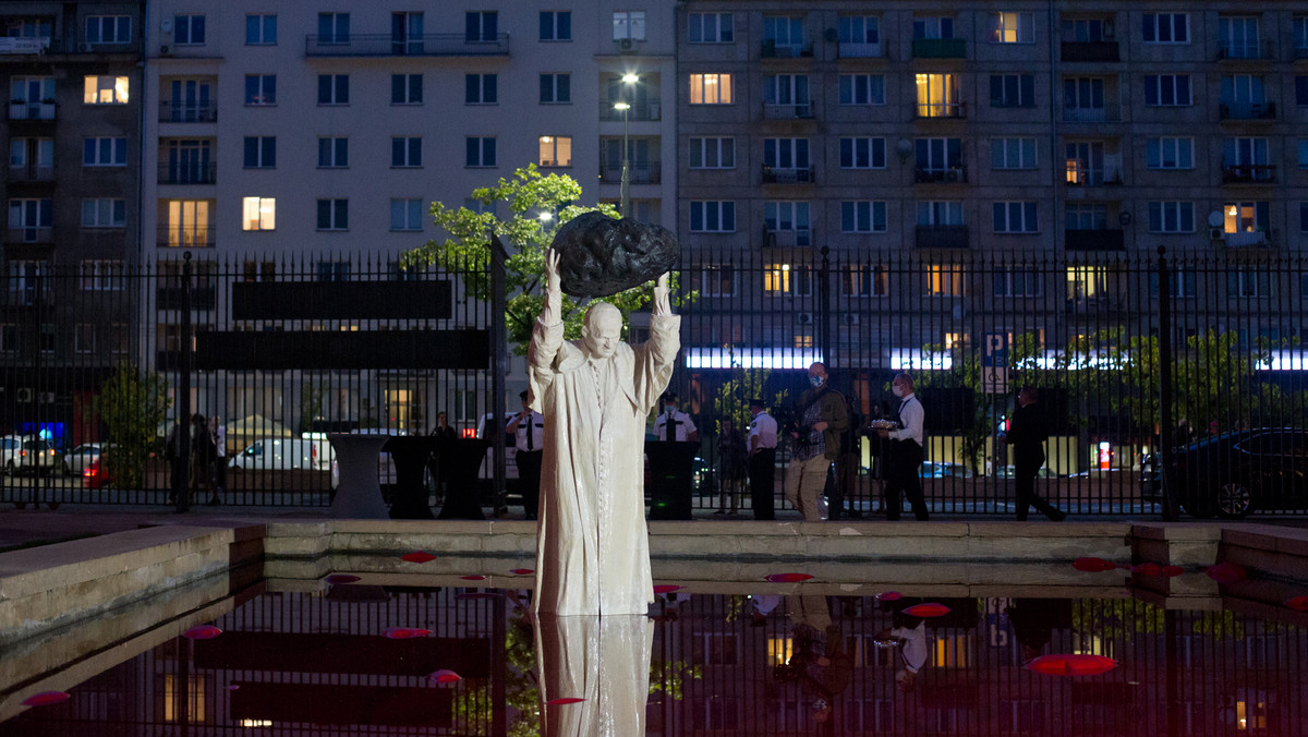 Na dziedzińcu Muzeum Narodowego już od jakiegoś czasu stoi rzeźba Jana Pawła II autorstwa Jerzego Kaliny. Nikt nie przypuszczał, że w sadzawce dojdzie do performansu związanego z zaostrzeniem prawa aborcyjnego. Policja zatrzymała siedem kobiet, w tym pięć niepełnoletnich. 