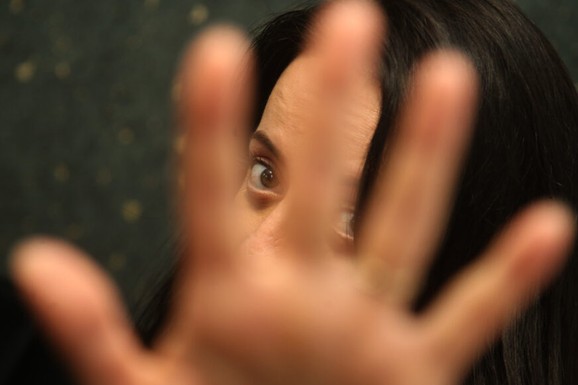 (VIDEO) KAKO DA SE ODBRANITE OD MANIJAKA I NASILNIKA Ove tehnike samoodbrane svaka žena treba da zna, a evo kada se prelazi granica NUŽNE ODBRANE